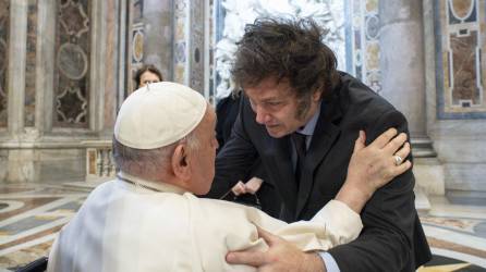 Milei saluda al Papa Francisco durante su viaje al Vaticano para la canonización de la primera santa argentina.