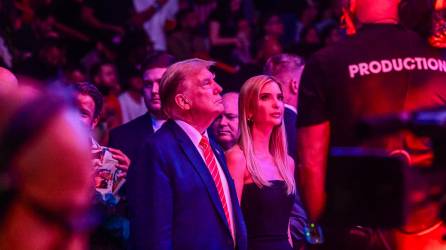 Trump junto a su hija, Ivanka, en un evento de lucha libre.