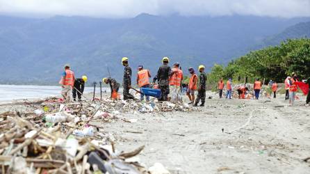 Durante todo el 2021 cuadrillas de limpieza recolectaron miles de toneladas de desechos procedentes de Guatemala.