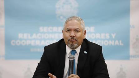 El canciller de Honduras, Eduardo Enrique Reina, durante una conferencia de prensa.