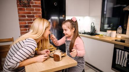 Es importante que les de participación a sus hijos en la elección de buenos alimentos.