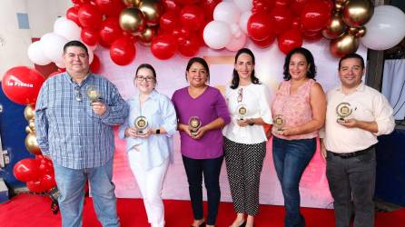 Los homenajeados por su trayectoria de 20 y 30 años de ser parte de la familia de Diario La Prensa: Nelson García (jefe de Redacción), Ninous Causiri Guerra (asistente ejecutiva de Presidencia); Jessica Figueroa (periodista), Lizza Bobadilla de Handal (gerente de Audiencias Segmentadas), Lenia Álvarez (jefe corporativa de Crédito) y Nahún Aguilar (jefe de Redacción de Deportes).