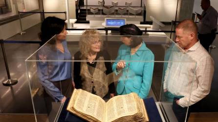 El Codex Sassoon está siendo expuesto en el museo del judaísmo en Israel.
