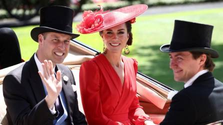 El Príncipe William, Príncipe de Gales (izq.) de Gran Bretaña y la Princesa Kate (c.), de Gran Bretaña, sonríen cuando llegan en un carruaje tirado por caballos, parte de la Procesión Real en el cuarto día de la reunión de carreras de caballos Royal Ascot. en Ascot, al oeste de Londres, el 23 de junio de 2023.