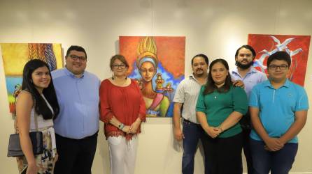 Un éxito ha sido la presentación pictórica de Mayra Casiano, una artísta plástica hondureña, la cual ha sido la protagonista de una exposición que promueve la valoración de nuestro patrimonio nacional, tradiciones y la belleza de Honduras, así como un fuerte mensaje al cuidado de nuestros recursos naturales que son la esencia de nuestra tierra. El evento se llevó a cabo en la Galería Colibrí del Centro Cultural Sampedrano (CCS). En la foto posan: Tiffany Mejía, Carlos Nuñez, Mayra Casiano, Miguel Mejía Casiano, Patricia Rivera, Julio Mejía y Miguel Mejía.