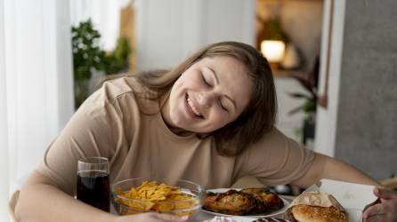 La ansiedad por comer puede afectar los niveles de glucosa. La práctica de técnicas de relajación es clave.