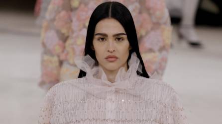 Chanel volvió a rendir homenaje este martes al ballet para su desfile de alta costura primavera-verano 2024, con mujeres elegantes de apariencia juvenil, radiantes en tonos rosa y peinadas con discretos lazos.