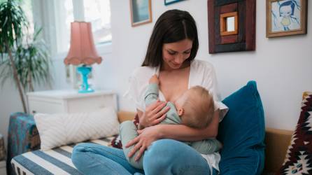 La lactancia no solo permite que los niños se desarrollen mejor, sino también crean un vínculo único y de protección con la madre.