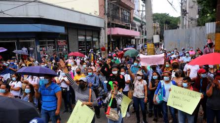 Empleados de salud llevan semanas reclamando pago; mientras funcionarios reciben altos salarios.