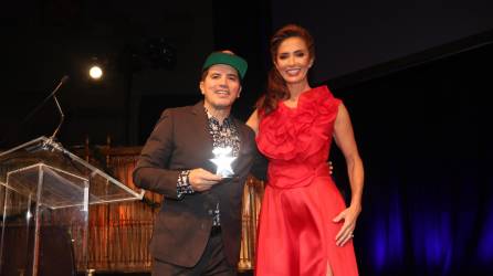 John Leguizamo posa junto a Claudia Romo Edelman.