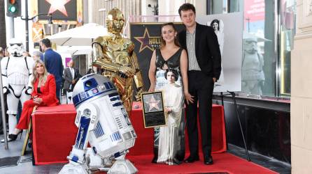 Billie Lourd, su esposo Austen Rydell asistieron al homenaje en representación de Carrie Fisher .