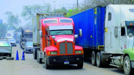 <b>En el país operan más de 40,000 camiones de carga pesada y al menos el 85% son de la zona norte. Foto: Melvin Cubas.</b>