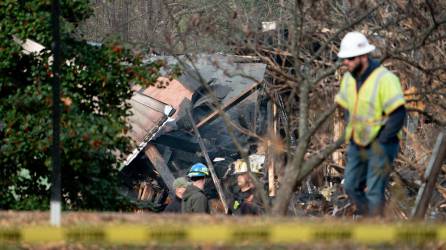 Las autoridades policiales investigan la explosión de una casa en Arlington.