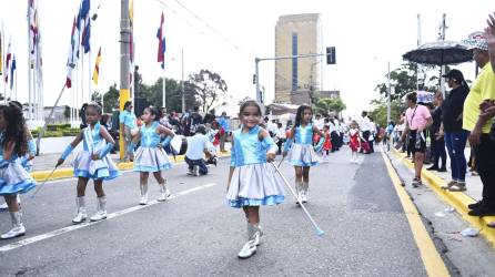 Con alegría y fervor patrio, más de 400 niños que cursan educación prebásica desfilaron este miércoles para conmemorar los 202 años de independencia de Honduras.