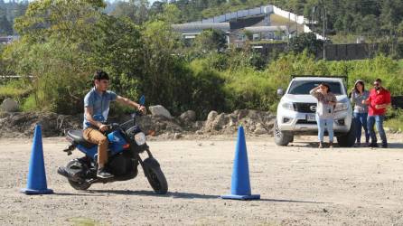 Un joven practica en el predio ubicado en Villa Belén, Santa Rosa de Copán, donde se realiza el examen práctico para obtener su licencia de conducir.