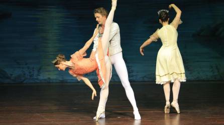 ”El Lago de los Cisnes” en su versión completa, contó con 30 artistas internacionales del Ballet Clásico de San Petersburgo (con sede en Rusia). Quienes realizaron su show en el Teatro José Francisco Saybe de SPS, con un público que abarrotó rápidamente el reconocido lugar.