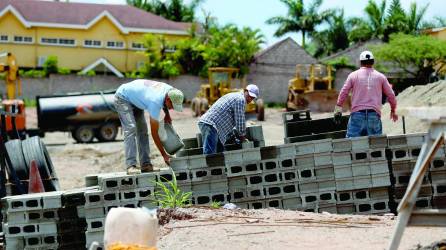 <b>La fabricación de viviendas se ve afectada por el acceso al crédito, capacidad de pago y déficit de albañiles.</b>