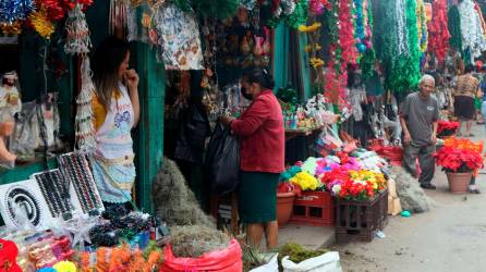 <b><span class=mln_uppercase_mln>Mercados.</span></b> Comerciantes venden adornos navideños en un mercado de San Pedro Sula.