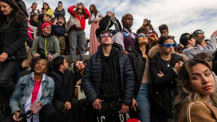 Un grupo de personas mientras observaban el eclipse solar en Nueva York.