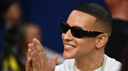 El puertorriqueño Daddy Yankee asiste a un partido amistoso de fútbol de pretemporada entre el Arsenal FC y el FC Barcelona en el estadio SoFi de Inglewood, California, el 26 de julio de 2023.