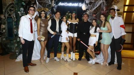 Una noche terrorífica y divertida pasaron los sampedranos en las celebraciones de Halloween 2023, en este caso, en el Real Hotel InterContinental y en Eternity Bistro Club, lugares selectos con dos fiestas espectaculares para el público asistente. En ambos recintos se entregaron valiosos premios a los mejores disfraces, en el InterContinental se entregaron viajes con estadía en Panamá, Roatán y Tegucigalpa, mientras en Eternity fue en efectivo, desde mil dólares al primer lugar, 500 al segundo y 300 al tercero.