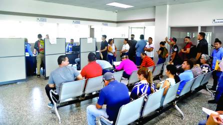 <b>Conductores esperan para ser atendidos en la oficina de la DNVT en San Pedro Sula. Foto: Franlin M.</b>