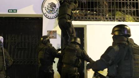 Autoridades de <b>Ecuador</b> detuvieron el viernes al exvicepresidente Jorge Glas, quien estaba refugiado desde diciembre en la embajada de México en Quito. (Photo by ALBERTO SUAREZ / AFP)