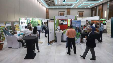 Paralelo a la cumbre hay una feria de proveedores del sector cafetalero que está abierta al público. Foto: Franklyn Muñóz