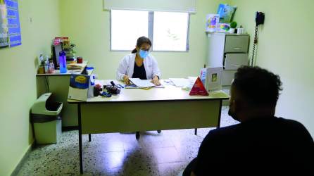 Un paciente en consulta con la psiquiatra en un consultorio del hospital San Juan de Dios. Fotos: Melvin Cubas.