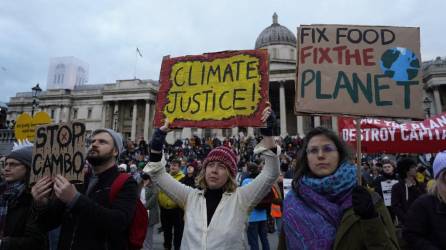 El movimisnto de protesta movilizó a miles de personas, quienes exigen acciones inmediatas de los líderes mundiales para revertir el deterioro del planeta.