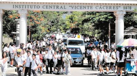 <b><span class=mln_uppercase_mln>INFORME.</span></b> Hasta marzo de 2023, de una población de 2,794,145 de entre 3 a 17 años, un total de 1,694,360 asisten a los centros escolares.