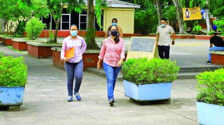 Estudiantes de Informática Administrativa iniciaron clases ayer. Foto Melvin Cubas