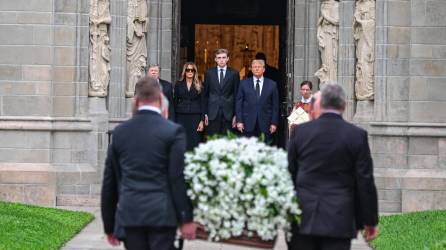 El expresidente de Estados Unidos, Donald Trump, y su esposa, Melania Trump, reaparecieron en público este jueves en el funeral de la madre de la ex primera dama, Amalija Knavs, que se llevó a cabo en una iglesia cerca de Mar-a-Lago, Florida.