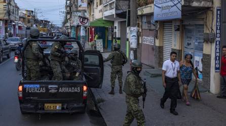 Soldados patrullan Durán, un suburbio de Guayaquil, Ecuador, dominado por grupos vinculados al narcotráfico.
