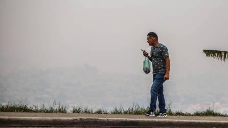 Vista de la capital hondureña con una capa de humo por la contaminación del aire.