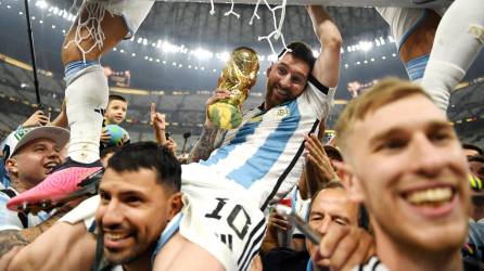 De la mano de Lionel Messi, la selección de Argentina se consagró campeona del Mundo al vencer en tanda de penales a Francia y la locura fue evidente en todos los jugadores argentinos.