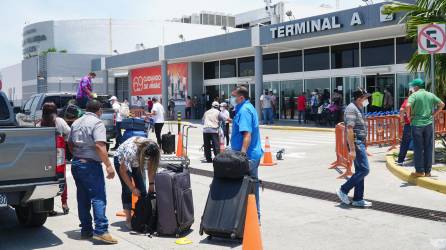 Durante la pandemia, una de las restricciones en los aeropuertos es que solo podían ingresar los viajeros y acompañantes se quedaban en la entrada.