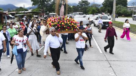 Adultos, jóvenes y niños recorrieron kilómetros acompañando la imagen de la virgen de Guadalupe. Fotos Héctor Edú.