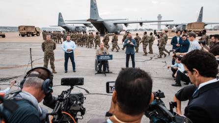 El gobernador de Texas, el republicano Greg Abbott, anunció este lunes el despliegue de una nueva unidad de la Guardia Nacional que operará con helicópteros para evitar la entrada de migrantes desde México y anticipó que están preparando leyes para considerar como “delito grave” la entrada ilegal y permitir así la expulsión de los migrantes.