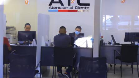 La oficina de atención al cliente de la Enee en el barrio Guamilito recibe cientos de abonados a la semana.