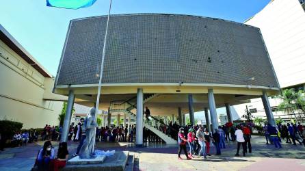 Fachada de la sede del Poder Legislativo, que para la instalación de la segunda legislatura estuvo muy resguardada.