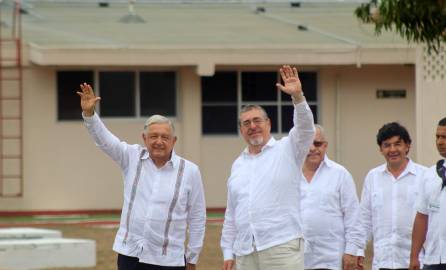 Presidente Andrés Manuel López Obrador y su homólogo de Guatemala, Bernardo Arévalo saludan a su llegada este viernes a una reunión de trabajo en el municipio de Tapachula.