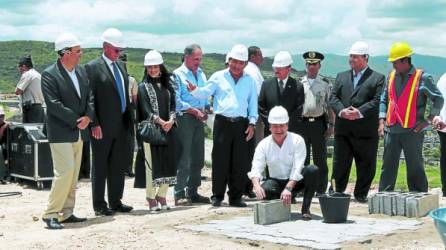 El presidente Juan Orlando Hernández y Yusuf Amdani Bai, presidente de Grupo Karims, colocaron la primera piedra del proyecto