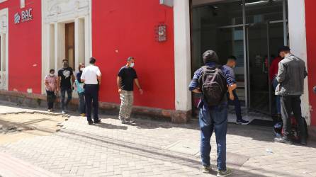 Hondureños entrando a una agencia bancaria | Fotografía de archivo