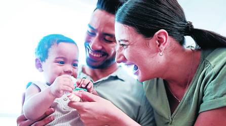 Son enormes los beneficios en un niño cuando se involucran en su cuidado tanto la mamá como el papá.