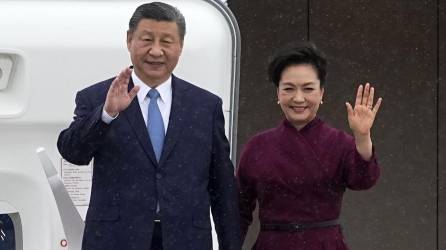 Xi a su llegada al aeropuerto Orly de París junto a su esposa, Peng Liyuan.
