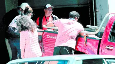 Momento en que los familiares retiran de la morgue de Medicina Forense el cuerpo de Guillermo Antonio Lagos Medina y lo trasladaron hasta San Isidro, Choluteca donde será sepultado.