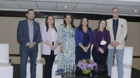 Edgar Medina, Tania Hernández, Karla Ávila, Valeria Ríos, Claudia Díaz y Kim Waigel