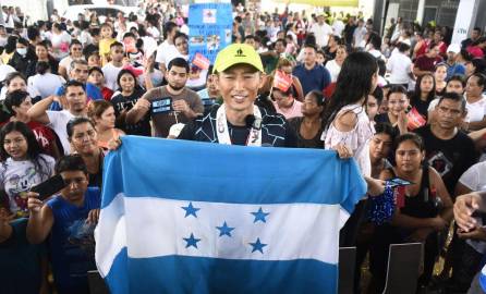 Shin Fujiyama porta con orgullo la bandera de Honduras durante la inauguración del módulo de aulas construido en una escuela de Chamelecón.