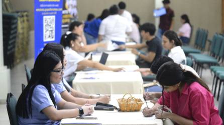 Jóvenes acuden a la feria de empleo en San Pedro Sula.